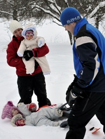Perhe lumileikeissä
