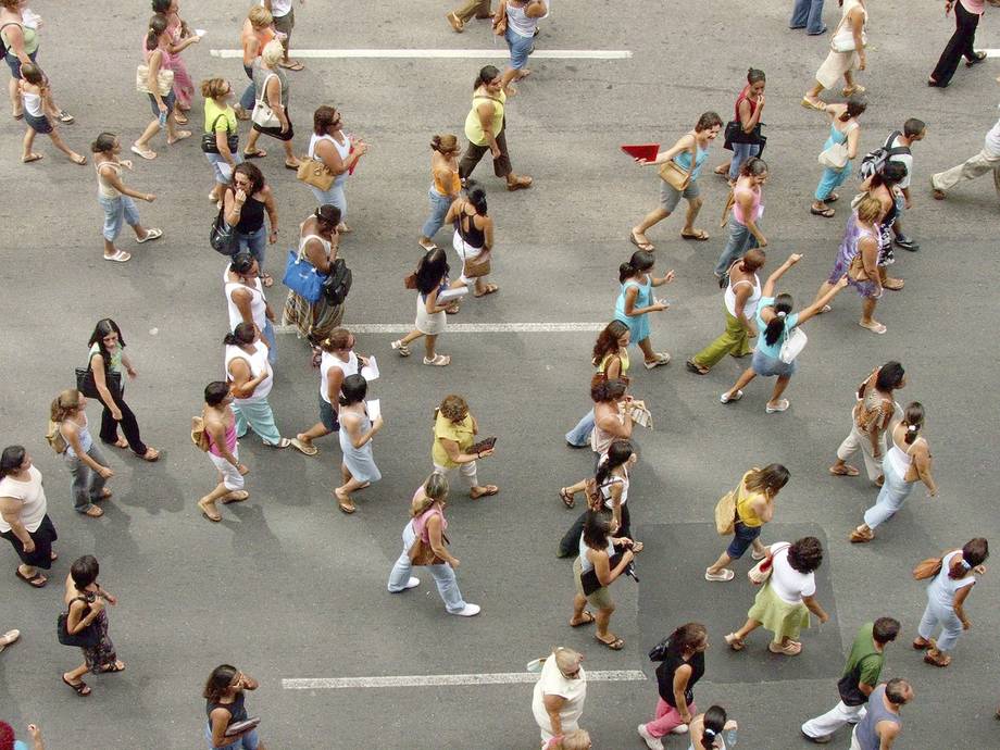 Ihmisjoukko kävelee kadulla kaupungissa