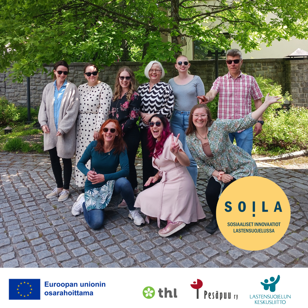 Kuvassa SOILA-hankkeen asiantuntijat. SOILA-koordinaatiohankkeen tunniste, THL:n logo, Pesäpuu ry:n logo sekä Lastensuojelun Keskusliiton logo.