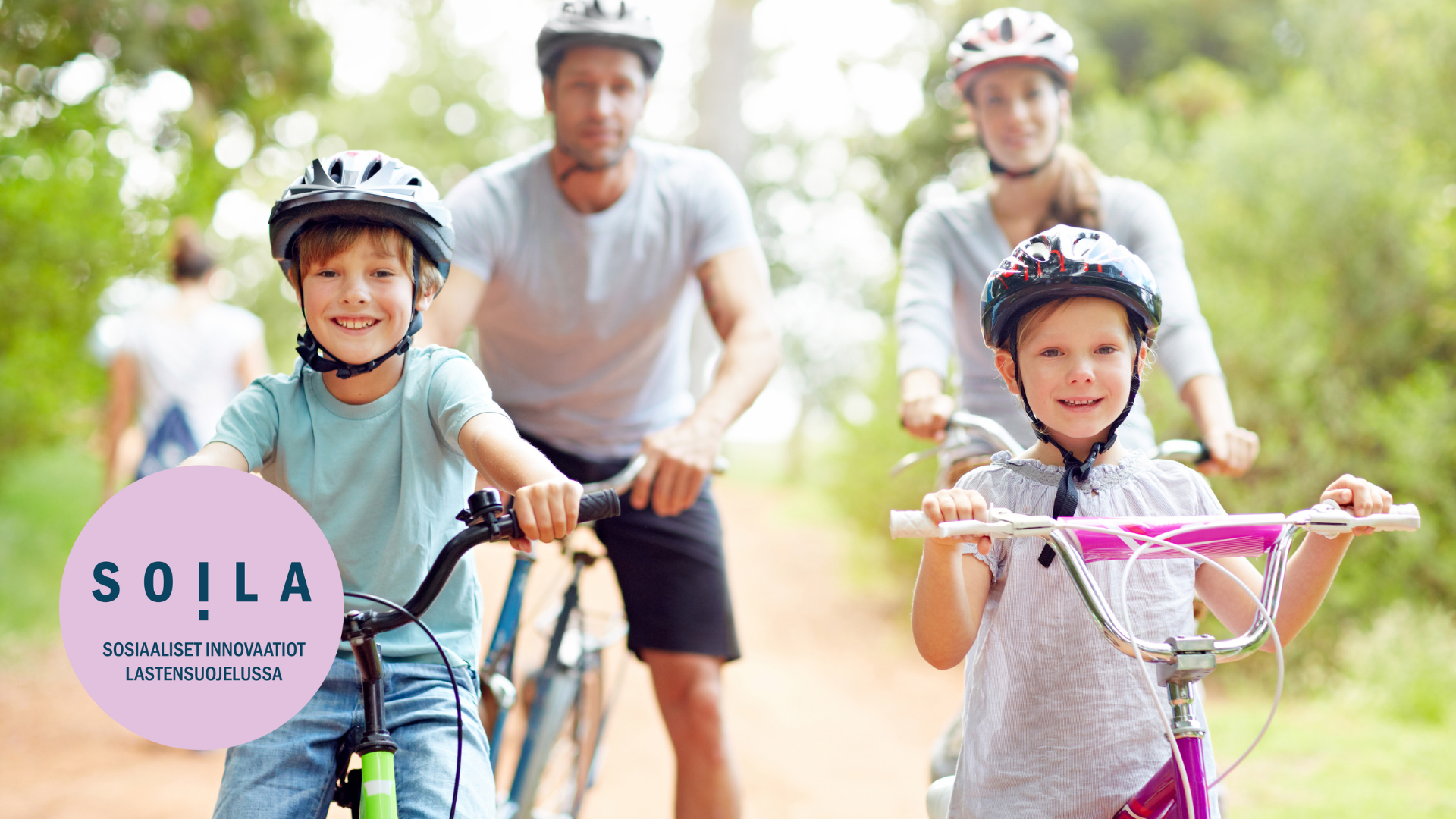 Perhe pyöräilemässä. SOILA-koordinaatiohankkeen tunniste.
