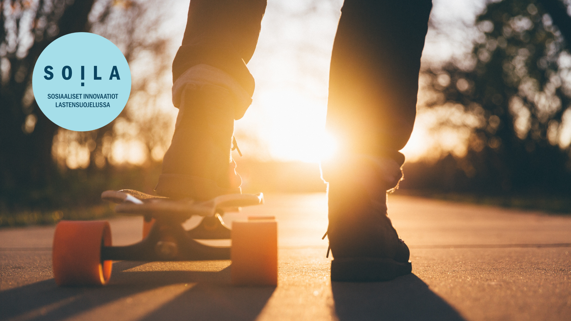 Henkilö rullalautailee. SOILA-koordinaatiohankkeen tunniste.