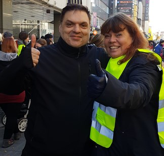 Projektipäällikkö Seija Kinnunen ja sosiaalisen isännöinnin asumisohjaaja Alvari Palmi peukuttivat tapahtumaa