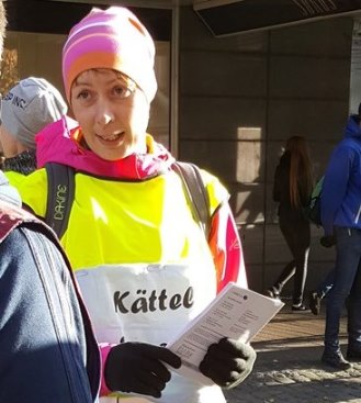 Kehittäjäsosiaaliohjaaja Erika Toivari keskustelee ohikulkijan kanssa