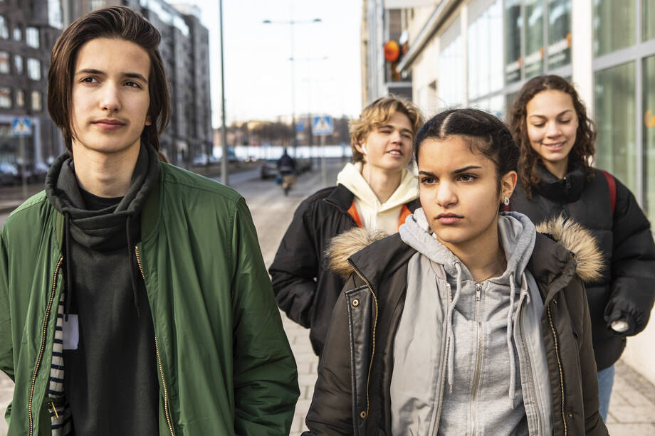 Nuoria kadulla kävelemässä.