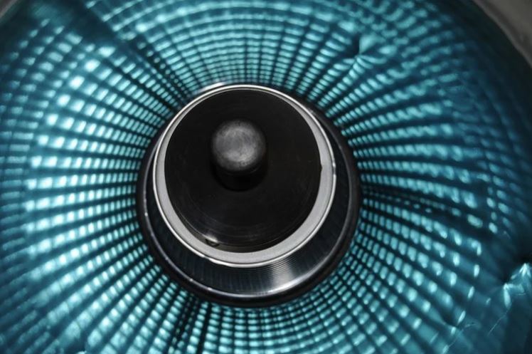 Kuva sylinterimäisestä kaiuttimesta.