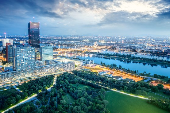 Kaupungin valot illalla.