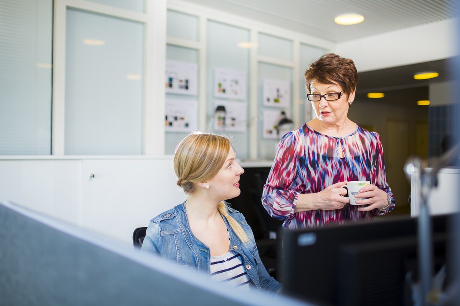 Kaksi työntekijää keskustelee