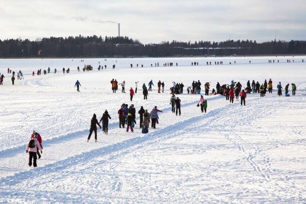 Ihmiset luistelevat jäällä.