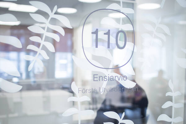 Terveyskeskuksen käytävän ovi.