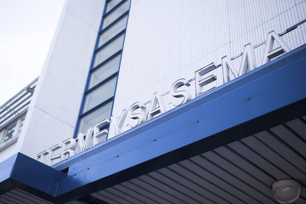 Terveyskeskuksen sisäänkäynti.