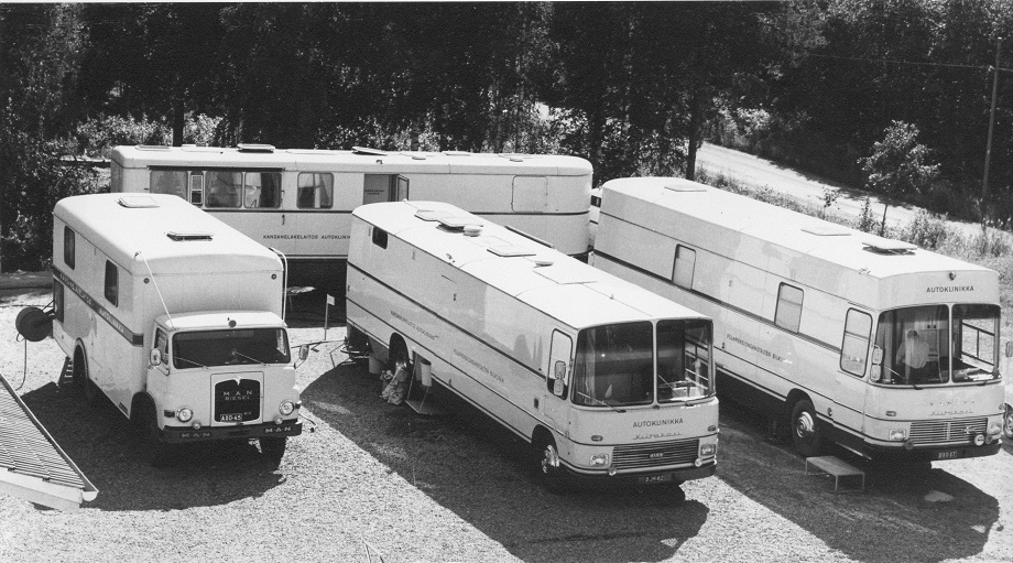 Neljä linja- ja kuorma-autoa 60-luvulta.