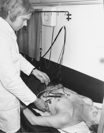 EKG-antureita kiinnitetään potilaaseen