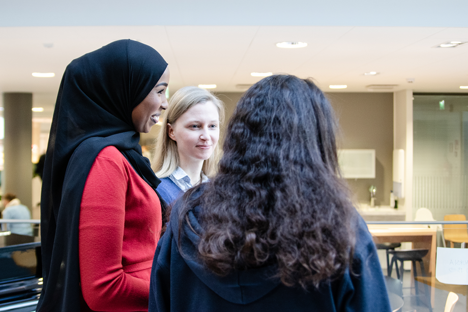 THL:n asiatuntijat keskustelevat yhdessä -moninainen ryhmä. 