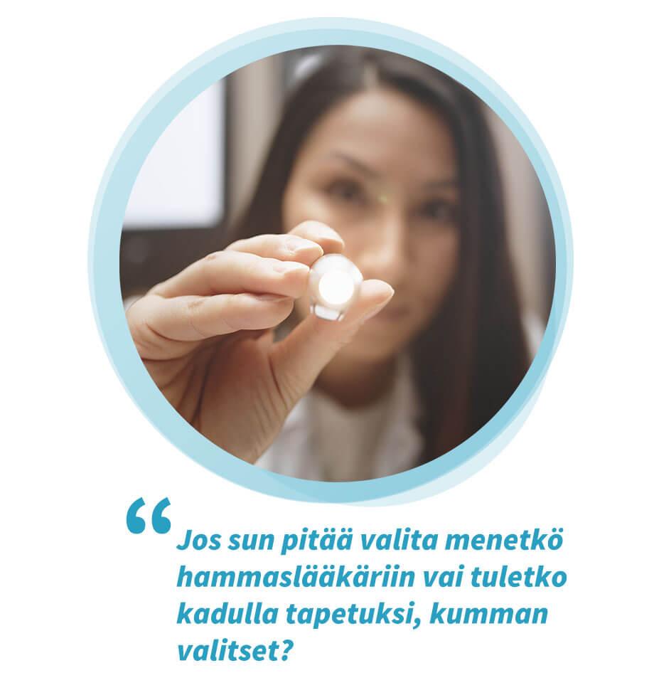 Terveydenhoitaja osoittaa pienellä lampulla. Sitaatti sivun videolta: Jos sun pitää valita menetkö hammaslääkäriin vai tuletko kadulla tapetuksi, kumman valitset?