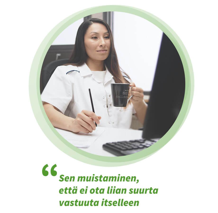 Terveydenhoitaja istuu tietokoneen ääressä. Hänellä on kahvikuppi kädessään. Sitaatti sivun videolta: Sen muistaminen, että ei ota liian suurta vastuuta itselleen.