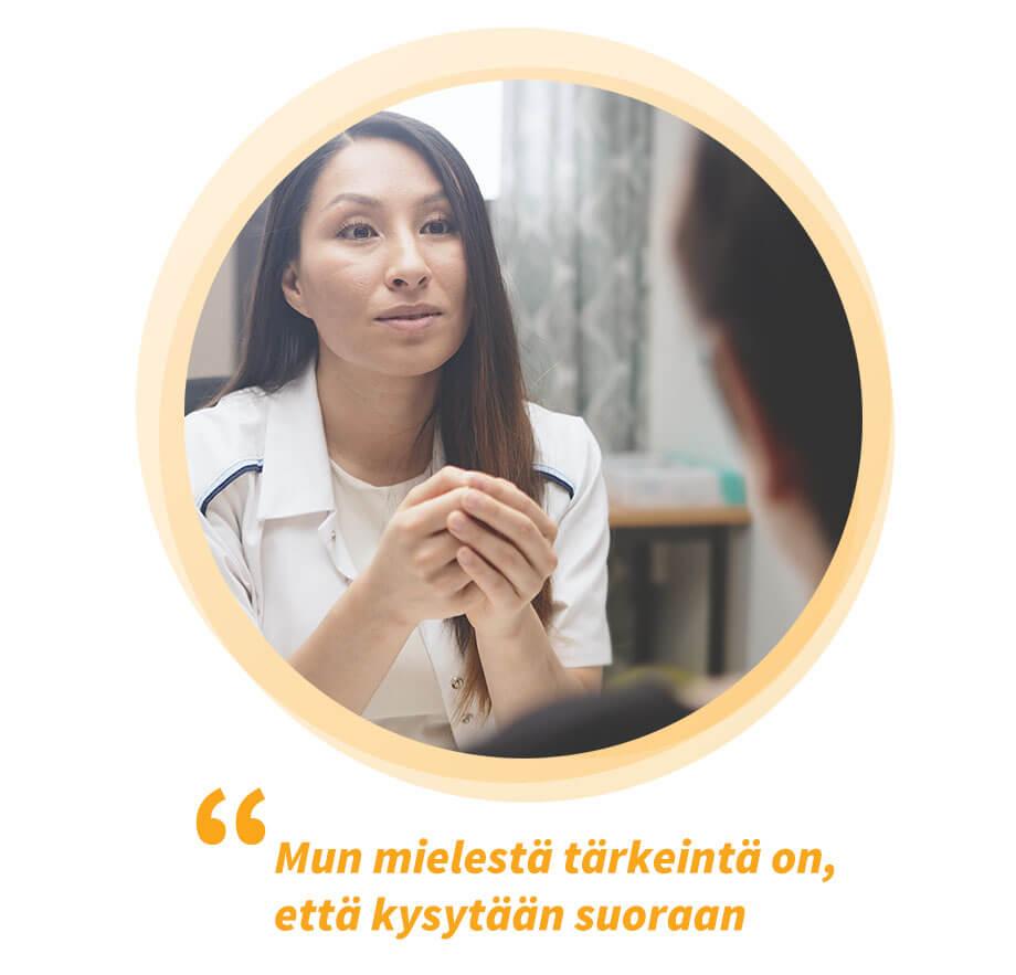 Terveydenhoitaja kuuntelee asiakkaan kertomusta. Sitaatti sivun videolta: Mun mielestä tärkeintä on, että kysytään suoraan.
