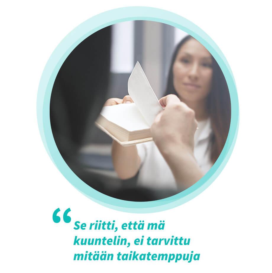 Terveydenhoitaja tarjoaa asiakkaalle nenäliinan. Sitaatti sivun videolta: Se riitti, että mä kuuntelin, ei tarvittu mitään taikatemppuja.