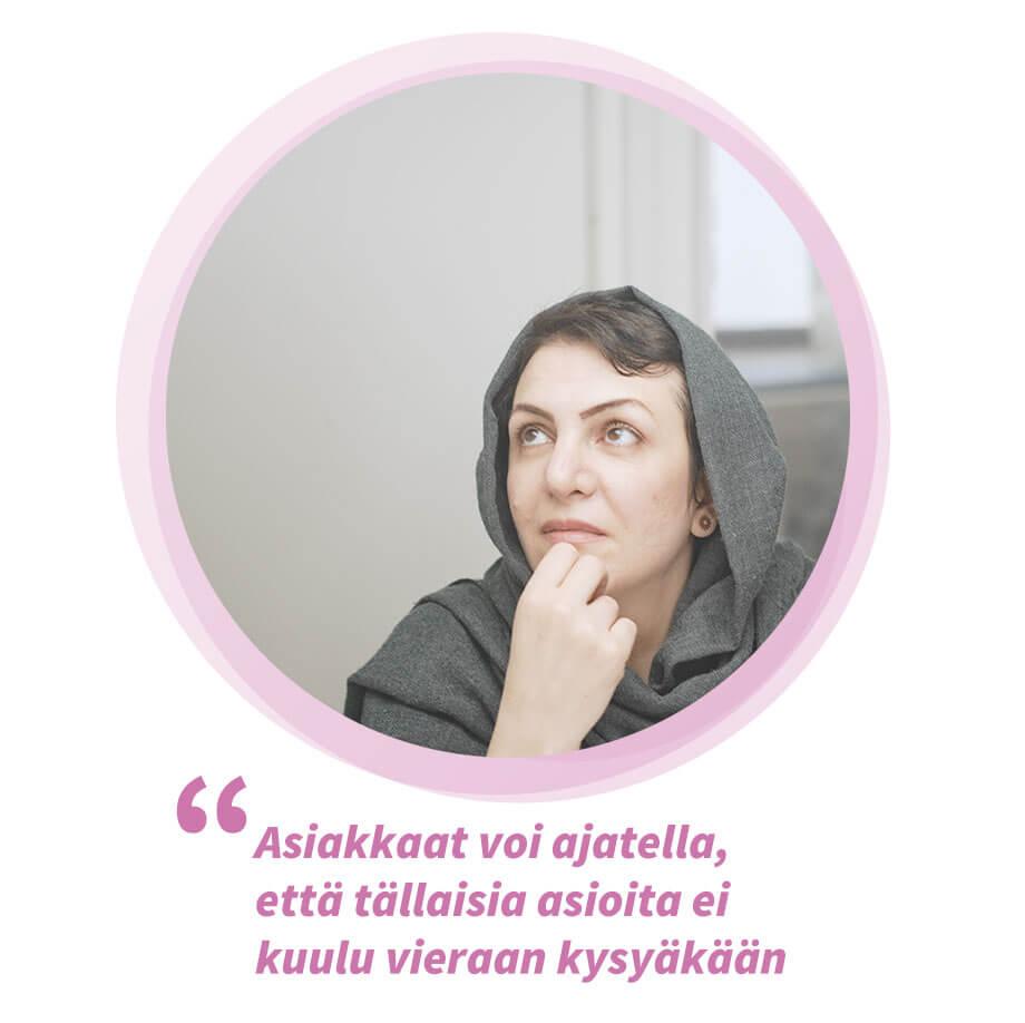 Nainen katsoo pohtivasti yläviistoon. Sitaatti sivun videolta: Asiakkaat voi ajatella, että tällaisia asioita ei kuulu vieraan kysyäkään.