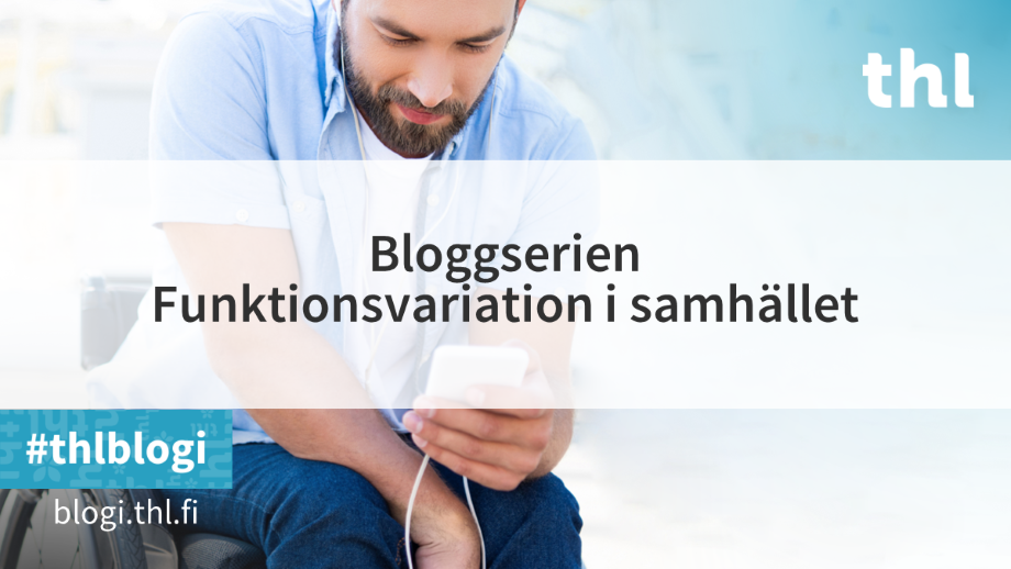 Man i rullstol som läser i sin telefon