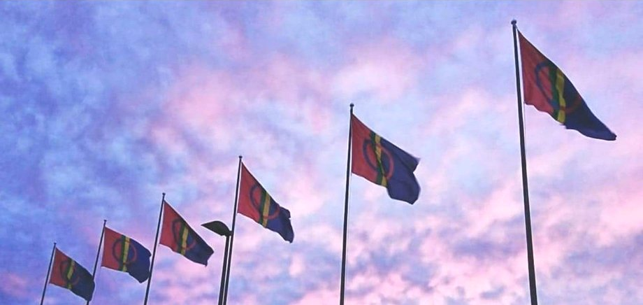 Saame flaggor vajar i vinden.