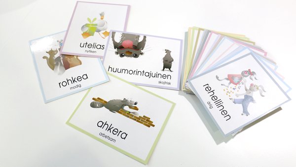 Vahvuuskorteissa on kirjoitettu vahvuus, kuten "rehellinen" ja "ahkera" suomeksi ja ruotsiksi. Kortissa on myös vahvuutta kuvaava kuva.