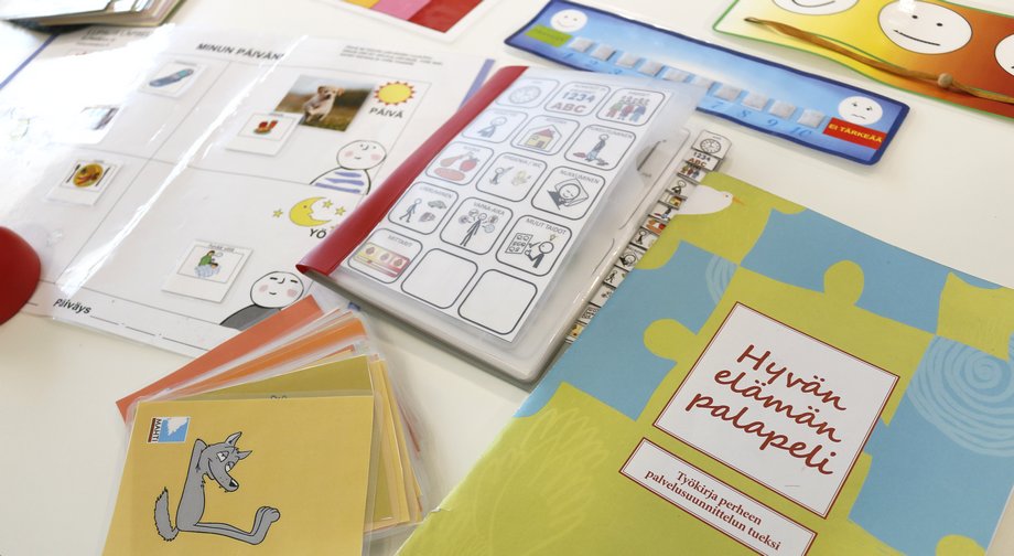 Vammaisen lapsen näkemysten selvittämiseen koottu työkalupakki, kuten MAHTI-kortit ja Hyvän elämän palapeli.