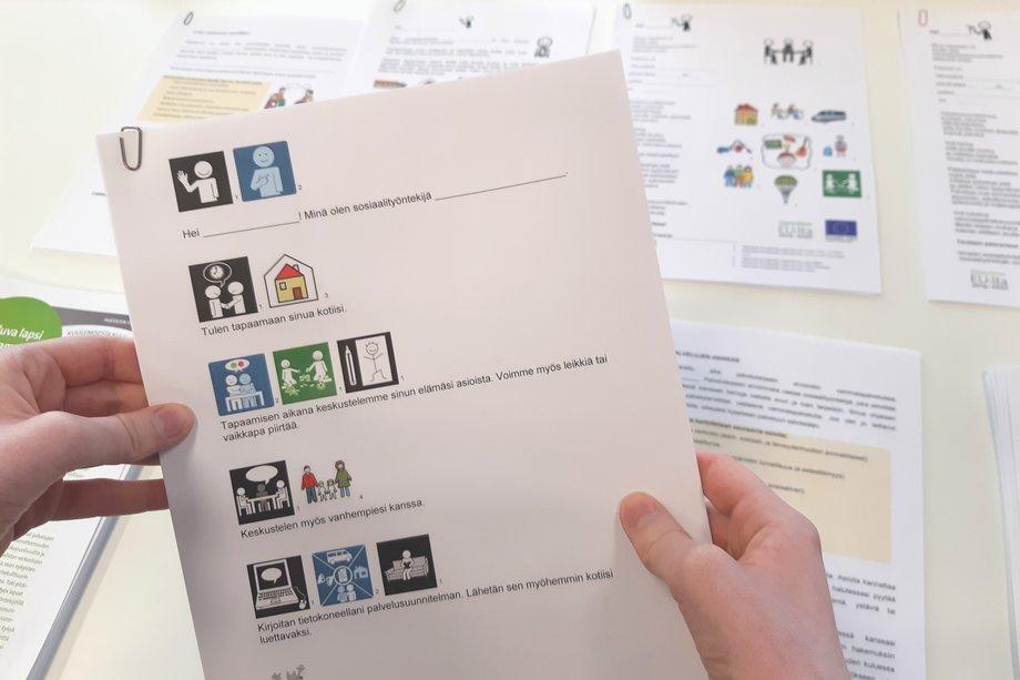 Henkilön kädet pitelevät verkkosivulla liitteenä olevaa Etukäteiskirje lapselle 1 tulostetta.