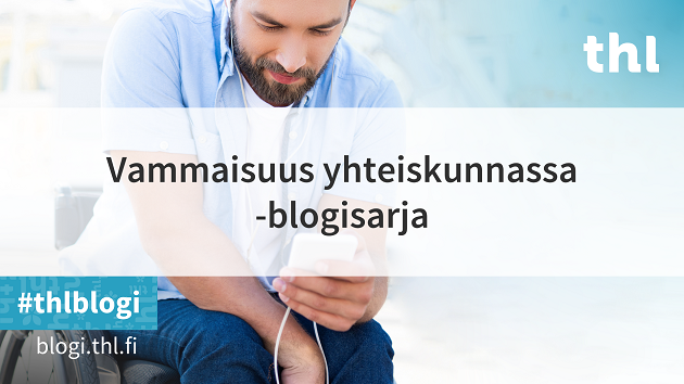 Mies katsoo kännykkää ja istuu pyörätuolissa.