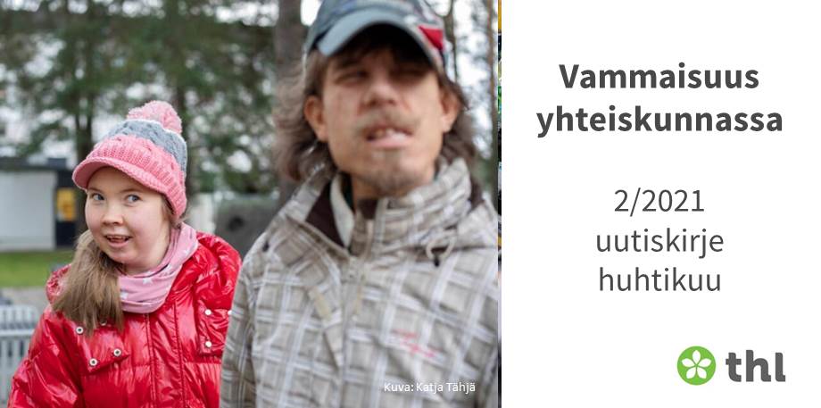 Nuori nainen ja mies seisovat pihalla.