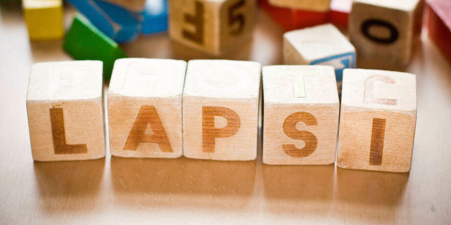 Lasten rakennuspalikoilla on kirjoitettu "lapsi".