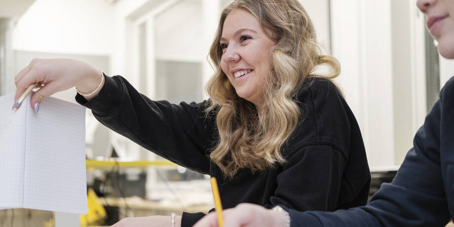 Kuvituskuva nuorista koulussa