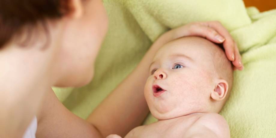 Babyn tittar på mamman.