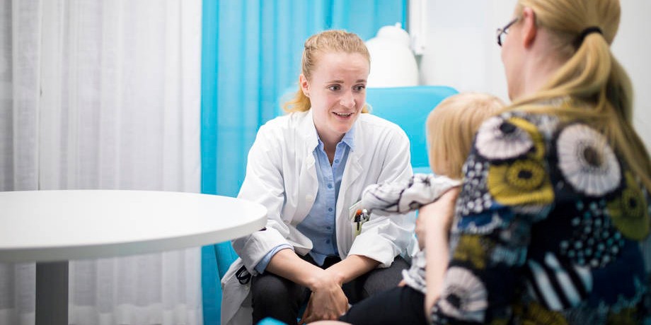 Lapsi ja äiti lääkärin vastaanotolla.