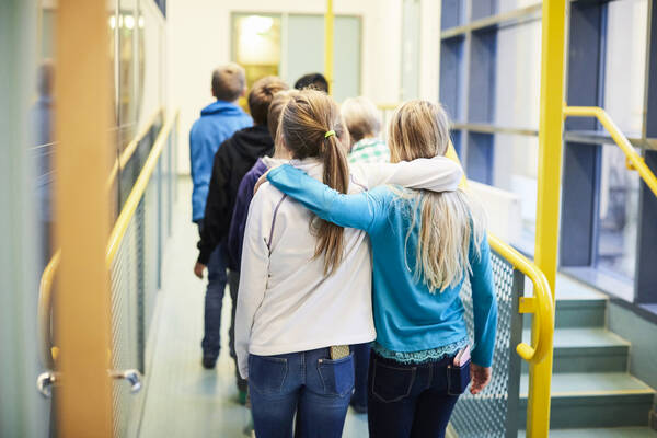 Lapsia kulkemassa rappukäytävässä.