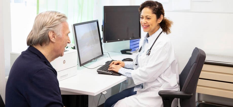 Potilas lääkärin vastaanotolla