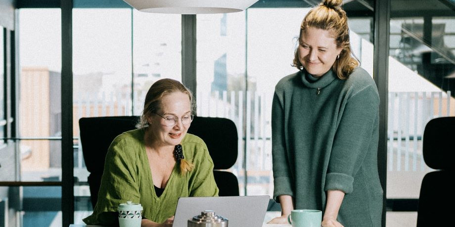 Asiantuntijat kirjoittavat artikkelia.