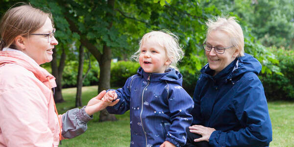 Barnet ute med mamma och mormor.