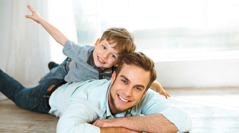 En pojke och hans pappa.