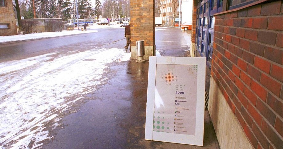 Terveystarkastuspaikkaa osoittava kyltti kadulla.