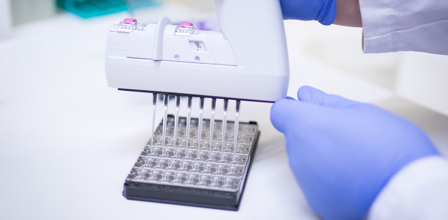 Pipetointia laboratoriossa.