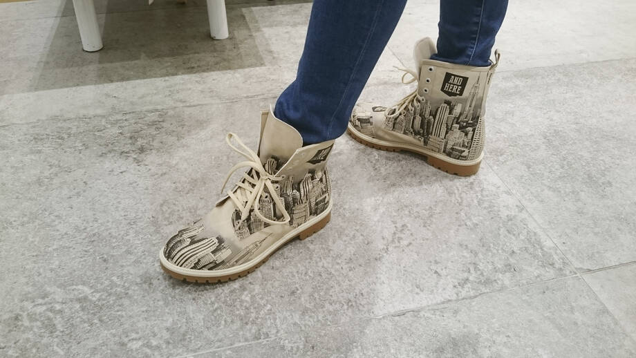 Nuoren jalat, joissa on New York -kengät.