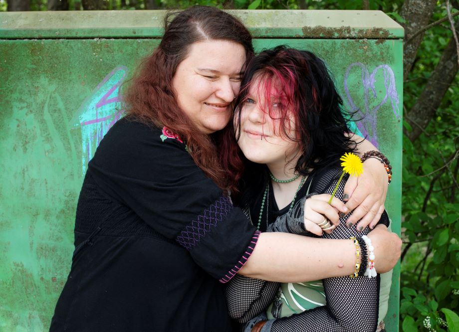 Äiti halaa teiniään.