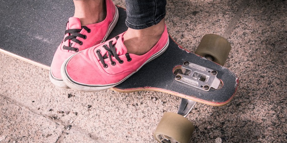 Tennarit skeittilaudalla