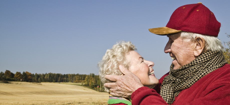 Leende äldre par