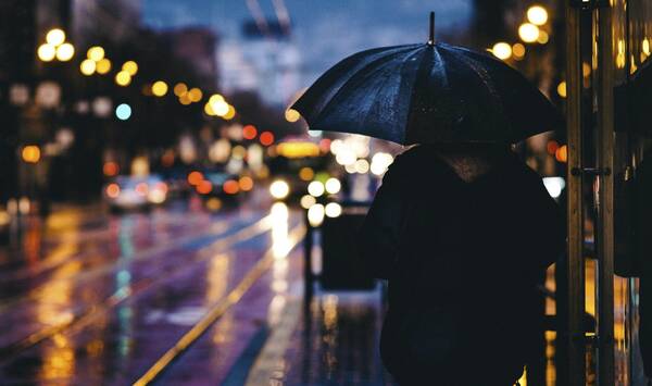 Henkilö vesisateessa