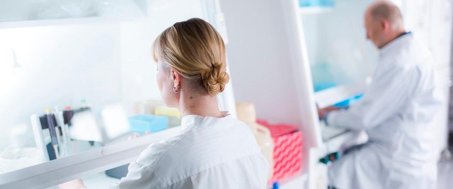 Mies ja nainen laboratoriotyössä.