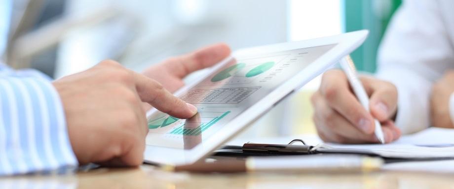 Lääkäri tutkii ipadilta tietoja.