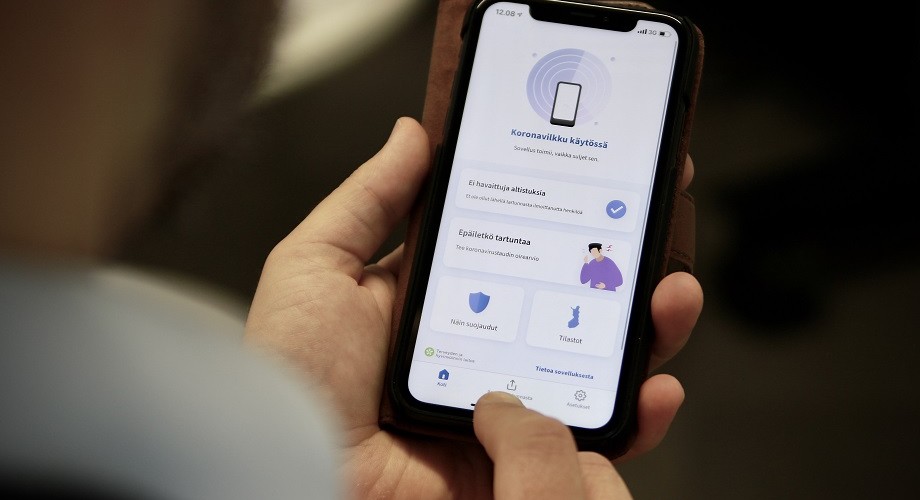 kännykkä jossa näkyy koronavilkkusovellus.