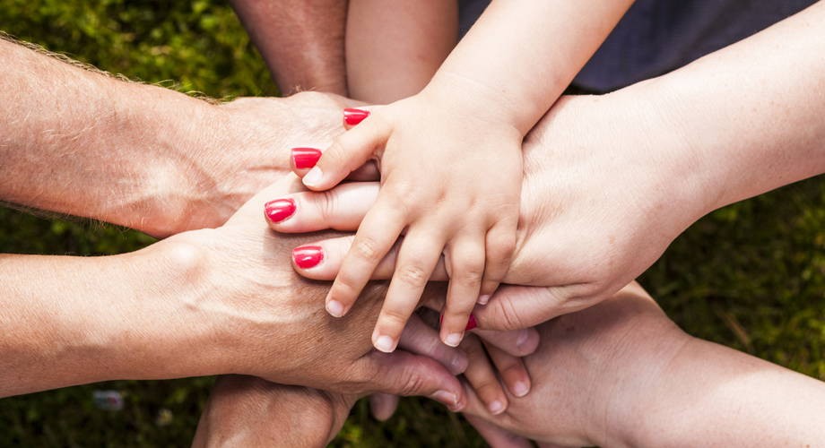 kädet yhdessä päällekkäin.