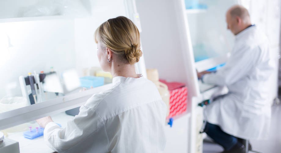 työskentelyä laboratoriossa.